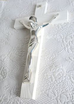 Krzyż na ścianę biały – posrebrzana pasyjka PVD (Miro-Silver), drewno VR 182932ARG (6).JPG